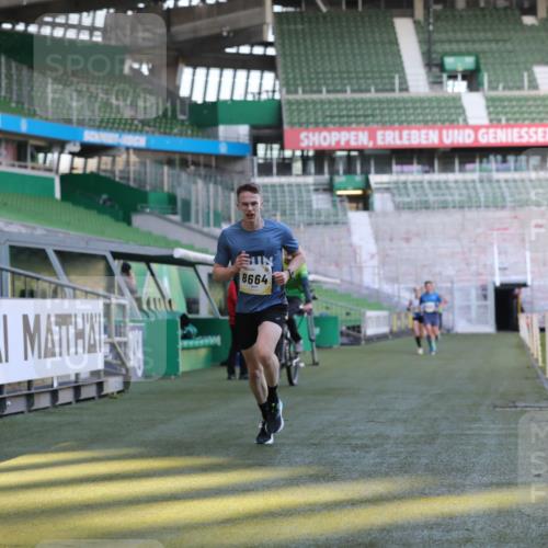 06.10.2024 - 19. swb-Marathon Bremen Yannick Fuchs http://msf.ph/oto/7377420 06.10.2024 10:18:51 Laufen im Stadion 7247, 7838, 8300, 8647, 8664, 8753 meine-sportfotos.de