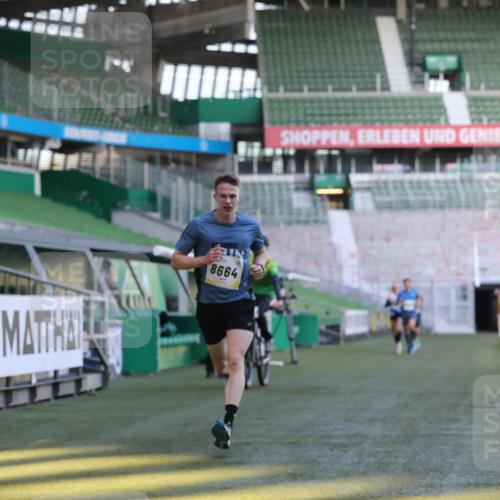 06.10.2024 - 19. swb-Marathon Bremen Yannick Fuchs http://msf.ph/oto/7377427 06.10.2024 10:18:51 Laufen im Stadion 7247, 7838, 8300, 8647, 8664, 8753 meine-sportfotos.de