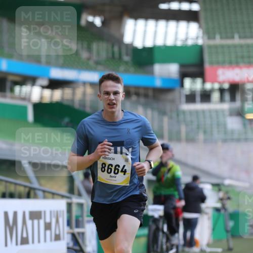 06.10.2024 - 19. swb-Marathon Bremen Yannick Fuchs http://msf.ph/oto/7377432 06.10.2024 10:18:51 Laufen im Stadion 7247, 7838, 8300, 8647, 8664, 8753 meine-sportfotos.de