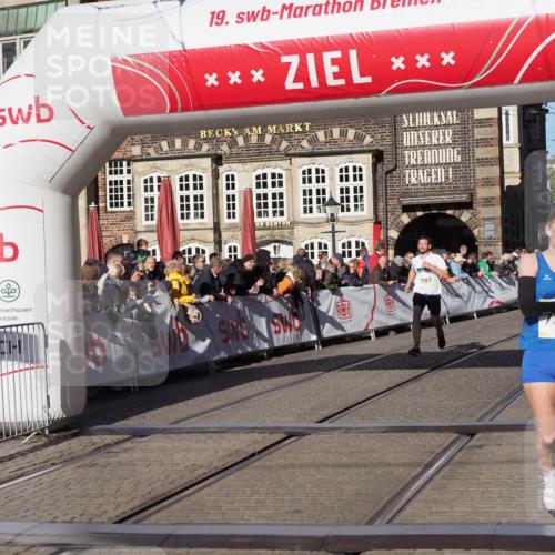 06.10.2024 - 19. swb-Marathon Bremen Luisa Fischer http://msf.ph/oto/7377433 06.10.2024 10:42:59 Ziel 7197, 7259, 7906 meine-sportfotos.de