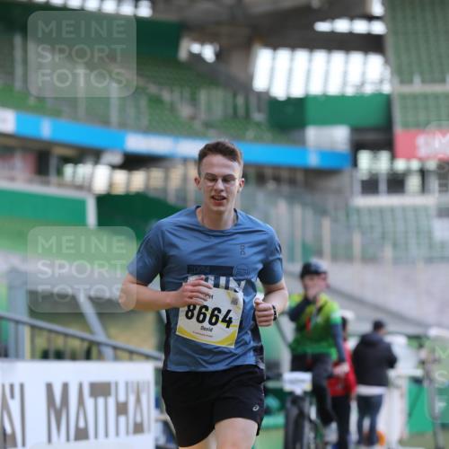 06.10.2024 - 19. swb-Marathon Bremen Yannick Fuchs http://msf.ph/oto/7377440 06.10.2024 10:18:52 Laufen im Stadion 7247, 7838, 8300, 8543, 8647, 8664, 8735, 8750 meine-sportfotos.de