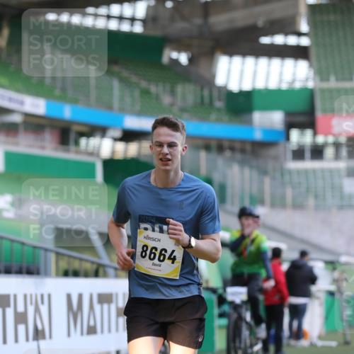 06.10.2024 - 19. swb-Marathon Bremen Yannick Fuchs http://msf.ph/oto/7377451 06.10.2024 10:18:52 Laufen im Stadion 7247, 7838, 8300, 8543, 8647, 8664, 8735, 8750 meine-sportfotos.de