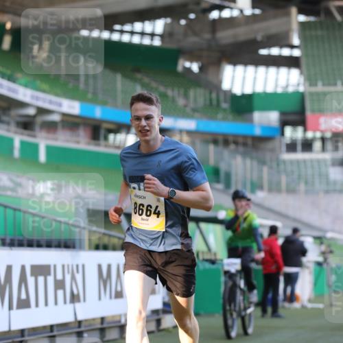 06.10.2024 - 19. swb-Marathon Bremen Yannick Fuchs http://msf.ph/oto/7377461 06.10.2024 10:18:52 Laufen im Stadion 7247, 7838, 8300, 8543, 8647, 8664, 8735, 8750 meine-sportfotos.de
