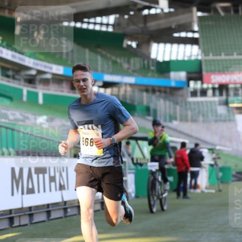 06.10.2024 - 19. swb-Marathon Bremen Yannick Fuchs http://msf.ph/oto/7377474 06.10.2024 10:18:52 Laufen im Stadion 7247, 7838, 8300, 8543, 8647, 8664, 8735, 8750 meine-sportfotos.de