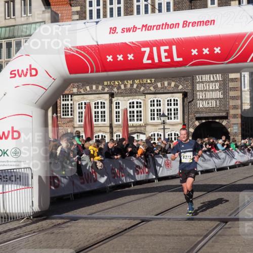 06.10.2024 - 19. swb-Marathon Bremen Luisa Fischer http://msf.ph/oto/7377486 06.10.2024 10:43:06 Ziel 7197, 8228, 8313, 8905 meine-sportfotos.de