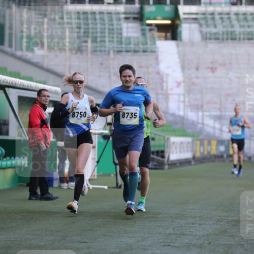 06.10.2024 - 19. swb-Marathon Bremen Yannick Fuchs http://msf.ph/oto/7377499 06.10.2024 10:18:57 Laufen im Stadion 7247, 7838, 8300, 8543, 8647, 8664, 8735, 8750 meine-sportfotos.de