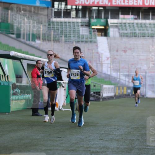 06.10.2024 - 19. swb-Marathon Bremen Yannick Fuchs http://msf.ph/oto/7377517 06.10.2024 10:18:58 Laufen im Stadion 7247, 7838, 8300, 8543, 8647, 8664, 8735, 8750 meine-sportfotos.de