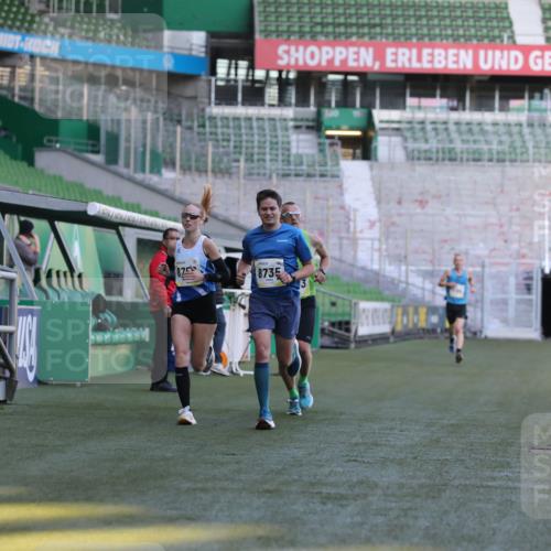 06.10.2024 - 19. swb-Marathon Bremen Yannick Fuchs http://msf.ph/oto/7377524 06.10.2024 10:18:58 Laufen im Stadion 7247, 7838, 8300, 8543, 8647, 8664, 8735, 8750 meine-sportfotos.de