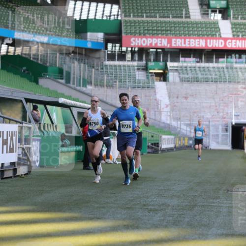 06.10.2024 - 19. swb-Marathon Bremen Yannick Fuchs http://msf.ph/oto/7377537 06.10.2024 10:18:58 Laufen im Stadion 7247, 7838, 8300, 8543, 8647, 8664, 8735, 8750 meine-sportfotos.de