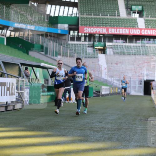 06.10.2024 - 19. swb-Marathon Bremen Yannick Fuchs http://msf.ph/oto/7377546 06.10.2024 10:18:58 Laufen im Stadion 7247, 7838, 8300, 8543, 8647, 8664, 8735, 8750 meine-sportfotos.de