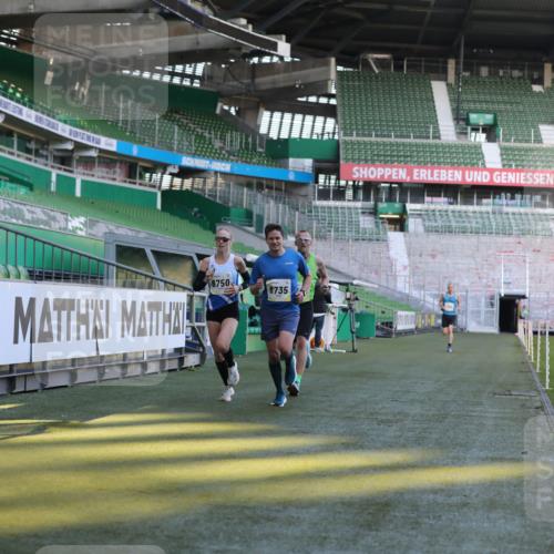 06.10.2024 - 19. swb-Marathon Bremen Yannick Fuchs http://msf.ph/oto/7377598 06.10.2024 10:18:59 Laufen im Stadion 7190, 7247, 7838, 8300, 8543, 8647, 8664, 8735, 8750 meine-sportfotos.de