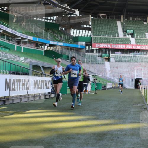 06.10.2024 - 19. swb-Marathon Bremen Yannick Fuchs http://msf.ph/oto/7377613 06.10.2024 10:18:59 Laufen im Stadion 7190, 7247, 7838, 8300, 8543, 8647, 8664, 8735, 8750 meine-sportfotos.de