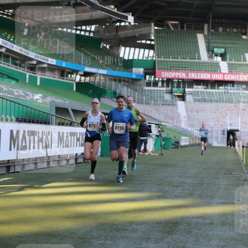 06.10.2024 - 19. swb-Marathon Bremen Yannick Fuchs http://msf.ph/oto/7377626 06.10.2024 10:19:00 Laufen im Stadion 7190, 7247, 7838, 8300, 8543, 8664, 8735, 8750 meine-sportfotos.de