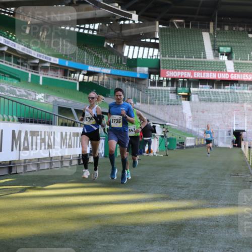 06.10.2024 - 19. swb-Marathon Bremen Yannick Fuchs http://msf.ph/oto/7377643 06.10.2024 10:19:00 Laufen im Stadion 7190, 7247, 7838, 8300, 8543, 8664, 8735, 8750 meine-sportfotos.de