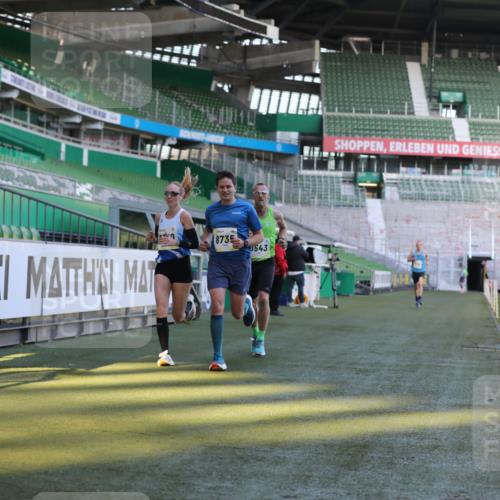 06.10.2024 - 19. swb-Marathon Bremen Yannick Fuchs http://msf.ph/oto/7377658 06.10.2024 10:19:00 Laufen im Stadion 7190, 7247, 7838, 8300, 8543, 8664, 8735, 8750 meine-sportfotos.de