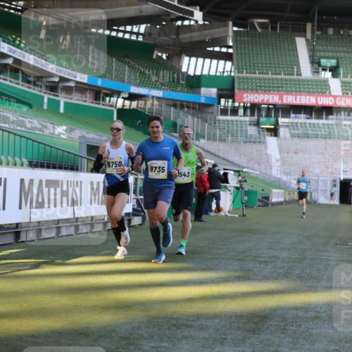 06.10.2024 - 19. swb-Marathon Bremen Yannick Fuchs http://msf.ph/oto/7377671 06.10.2024 10:19:00 Laufen im Stadion 7190, 7247, 7838, 8300, 8543, 8664, 8735, 8750 meine-sportfotos.de