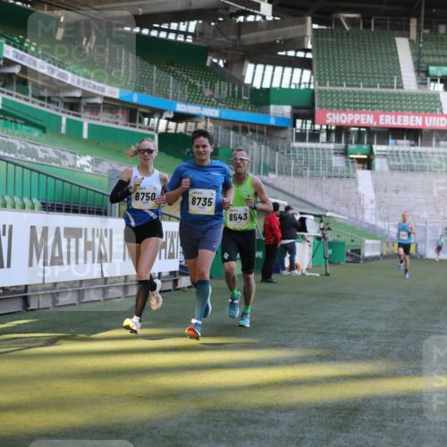 06.10.2024 - 19. swb-Marathon Bremen Yannick Fuchs http://msf.ph/oto/7377687 06.10.2024 10:19:00 Laufen im Stadion 7190, 7247, 7838, 8300, 8543, 8664, 8735, 8750 meine-sportfotos.de