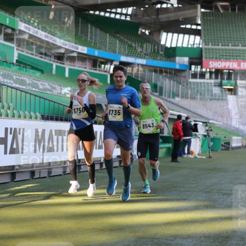 06.10.2024 - 19. swb-Marathon Bremen Yannick Fuchs http://msf.ph/oto/7377703 06.10.2024 10:19:00 Laufen im Stadion 7190, 7247, 7838, 8300, 8543, 8664, 8735, 8750 meine-sportfotos.de