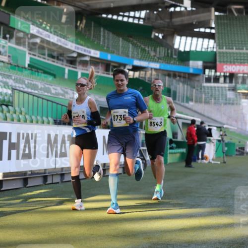 06.10.2024 - 19. swb-Marathon Bremen Yannick Fuchs http://msf.ph/oto/7377707 06.10.2024 10:19:01 Laufen im Stadion 7190, 7247, 7838, 8300, 8543, 8664, 8735, 8750 meine-sportfotos.de