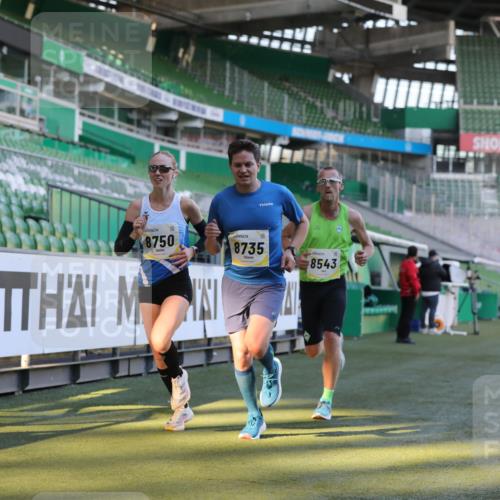 06.10.2024 - 19. swb-Marathon Bremen Yannick Fuchs http://msf.ph/oto/7377709 06.10.2024 10:19:01 Laufen im Stadion 7190, 7247, 7838, 8300, 8543, 8664, 8735, 8750 meine-sportfotos.de