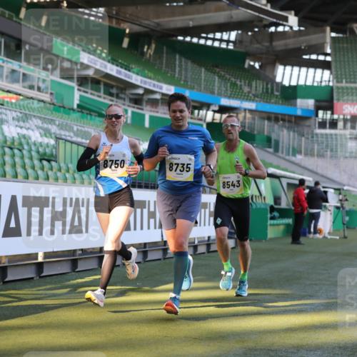 06.10.2024 - 19. swb-Marathon Bremen Yannick Fuchs http://msf.ph/oto/7377712 06.10.2024 10:19:01 Laufen im Stadion 7190, 7247, 7838, 8300, 8543, 8664, 8735, 8750 meine-sportfotos.de