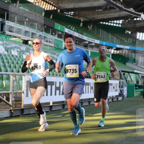 06.10.2024 - 19. swb-Marathon Bremen Yannick Fuchs http://msf.ph/oto/7377726 06.10.2024 10:19:01 Laufen im Stadion 7190, 7247, 7838, 8300, 8543, 8664, 8735, 8750 meine-sportfotos.de