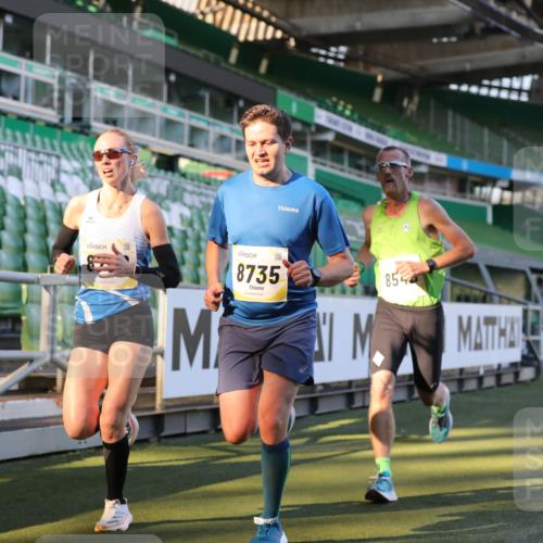 06.10.2024 - 19. swb-Marathon Bremen Yannick Fuchs http://msf.ph/oto/7377739 06.10.2024 10:19:02 Laufen im Stadion 7190, 7247, 7838, 8543, 8664, 8735, 8750 meine-sportfotos.de
