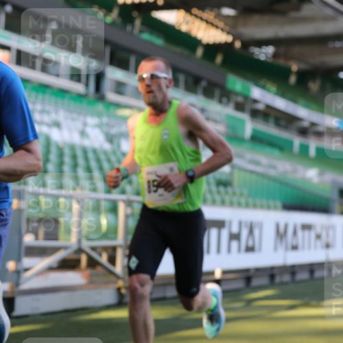 06.10.2024 - 19. swb-Marathon Bremen Yannick Fuchs http://msf.ph/oto/7377760 06.10.2024 10:19:02 Laufen im Stadion 7190, 7247, 7838, 8543, 8664, 8735, 8750 meine-sportfotos.de