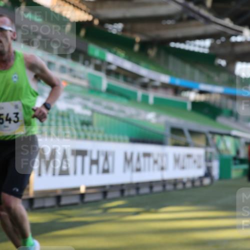 06.10.2024 - 19. swb-Marathon Bremen Yannick Fuchs http://msf.ph/oto/7377770 06.10.2024 10:19:03 Laufen im Stadion 7190, 7247, 7838, 8543, 8664, 8735, 8750 meine-sportfotos.de