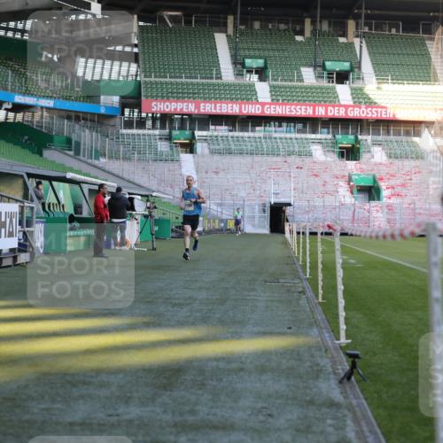 06.10.2024 - 19. swb-Marathon Bremen Yannick Fuchs http://msf.ph/oto/7377779 06.10.2024 10:19:03 Laufen im Stadion 7190, 7247, 7838, 8543, 8664, 8735, 8750 meine-sportfotos.de