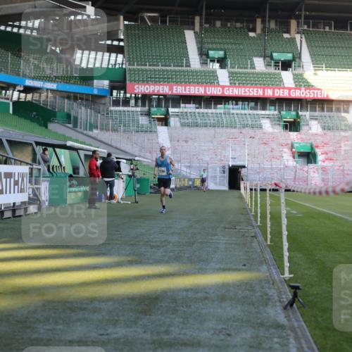 06.10.2024 - 19. swb-Marathon Bremen Yannick Fuchs http://msf.ph/oto/7377792 06.10.2024 10:19:03 Laufen im Stadion 7190, 7247, 7838, 8543, 8664, 8735, 8750 meine-sportfotos.de