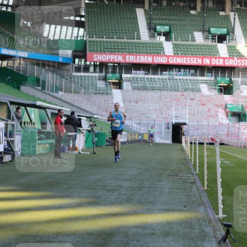 06.10.2024 - 19. swb-Marathon Bremen Yannick Fuchs http://msf.ph/oto/7377803 06.10.2024 10:19:03 Laufen im Stadion 7190, 7247, 7838, 8543, 8664, 8735, 8750 meine-sportfotos.de