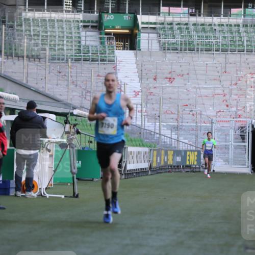 06.10.2024 - 19. swb-Marathon Bremen Yannick Fuchs http://msf.ph/oto/7377814 06.10.2024 10:19:04 Laufen im Stadion 7190, 7247, 7838, 8543, 8664, 8735, 8750 meine-sportfotos.de