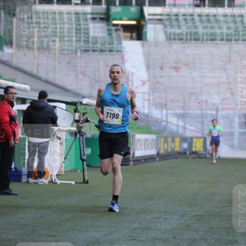 06.10.2024 - 19. swb-Marathon Bremen Yannick Fuchs http://msf.ph/oto/7377824 06.10.2024 10:19:04 Laufen im Stadion 7190, 7247, 7838, 8543, 8664, 8735, 8750 meine-sportfotos.de