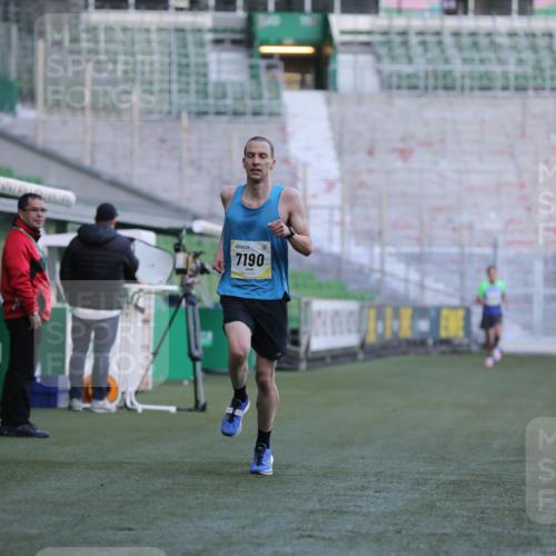 06.10.2024 - 19. swb-Marathon Bremen Yannick Fuchs http://msf.ph/oto/7377839 06.10.2024 10:19:04 Laufen im Stadion 7190, 7247, 7838, 8543, 8664, 8735, 8750 meine-sportfotos.de