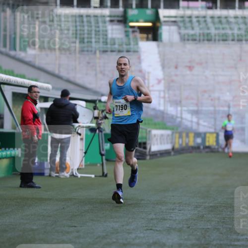 06.10.2024 - 19. swb-Marathon Bremen Yannick Fuchs http://msf.ph/oto/7377846 06.10.2024 10:19:05 Laufen im Stadion 7190, 7247, 7838, 8543, 8664, 8735, 8750 meine-sportfotos.de