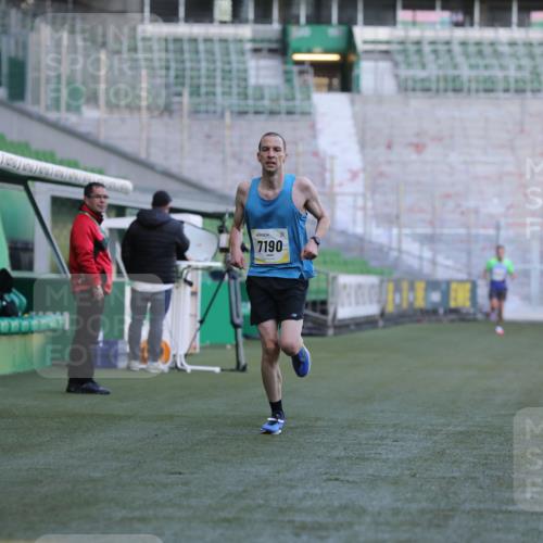 06.10.2024 - 19. swb-Marathon Bremen Yannick Fuchs http://msf.ph/oto/7377851 06.10.2024 10:19:05 Laufen im Stadion 7190, 7247, 7838, 8543, 8664, 8735, 8750 meine-sportfotos.de