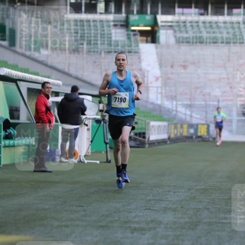06.10.2024 - 19. swb-Marathon Bremen Yannick Fuchs http://msf.ph/oto/7377856 06.10.2024 10:19:05 Laufen im Stadion 7190, 7247, 7838, 8543, 8664, 8735, 8750 meine-sportfotos.de