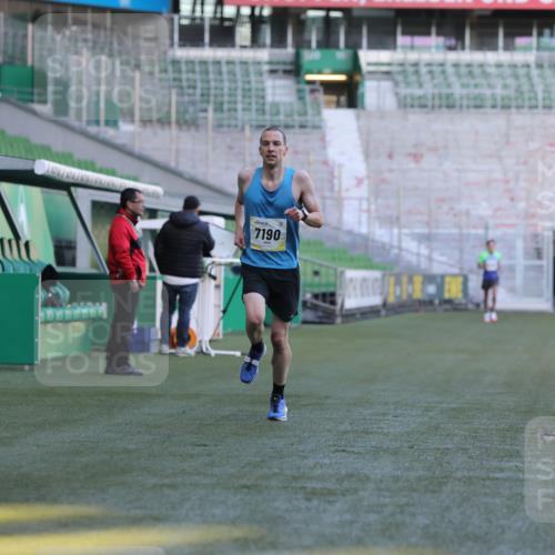 06.10.2024 - 19. swb-Marathon Bremen Yannick Fuchs http://msf.ph/oto/7377867 06.10.2024 10:19:05 Laufen im Stadion 7190, 7247, 7838, 8543, 8664, 8735, 8750 meine-sportfotos.de