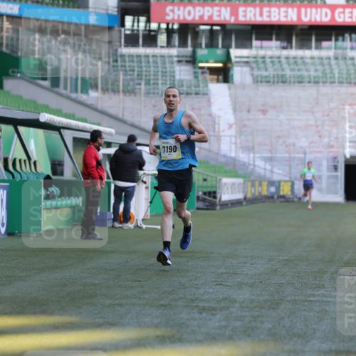 06.10.2024 - 19. swb-Marathon Bremen Yannick Fuchs http://msf.ph/oto/7377870 06.10.2024 10:19:05 Laufen im Stadion 7190, 7247, 7838, 8543, 8664, 8735, 8750 meine-sportfotos.de