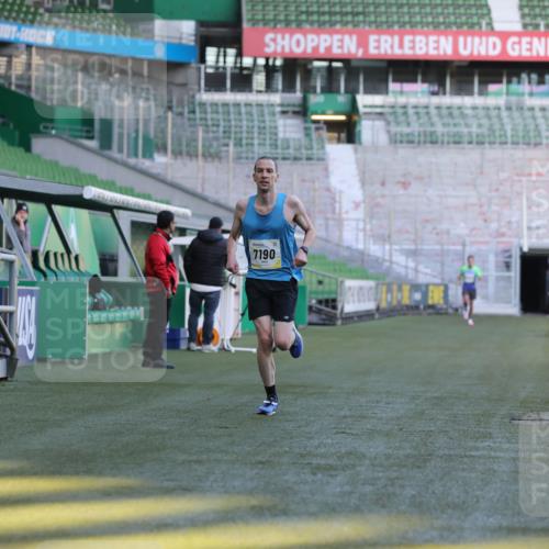 06.10.2024 - 19. swb-Marathon Bremen Yannick Fuchs http://msf.ph/oto/7377878 06.10.2024 10:19:05 Laufen im Stadion 7190, 7247, 7838, 8543, 8664, 8735, 8750 meine-sportfotos.de