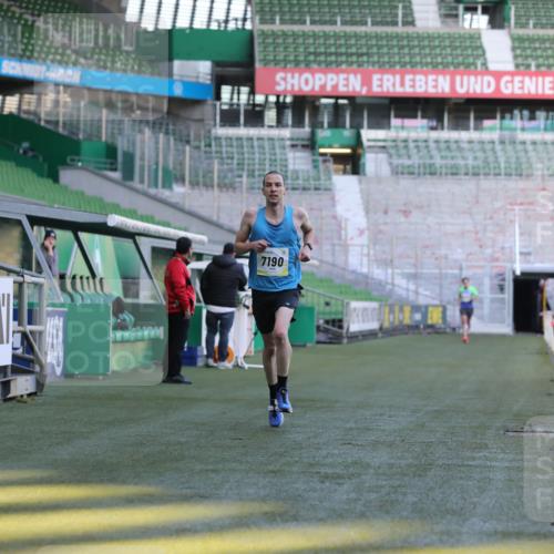 06.10.2024 - 19. swb-Marathon Bremen Yannick Fuchs http://msf.ph/oto/7377883 06.10.2024 10:19:06 Laufen im Stadion 7190, 7247, 7838, 8543, 8664, 8735, 8750 meine-sportfotos.de
