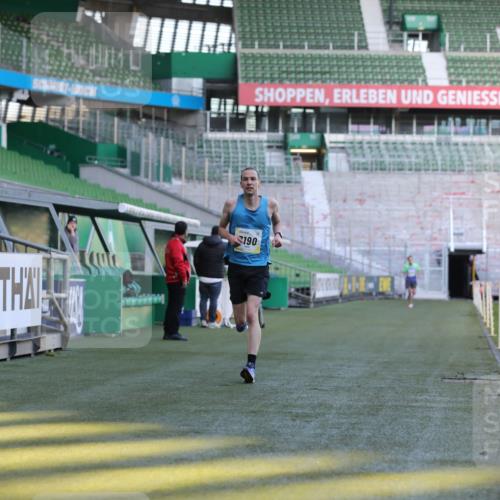 06.10.2024 - 19. swb-Marathon Bremen Yannick Fuchs http://msf.ph/oto/7377892 06.10.2024 10:19:06 Laufen im Stadion 7190, 7247, 7838, 8543, 8664, 8735, 8750 meine-sportfotos.de