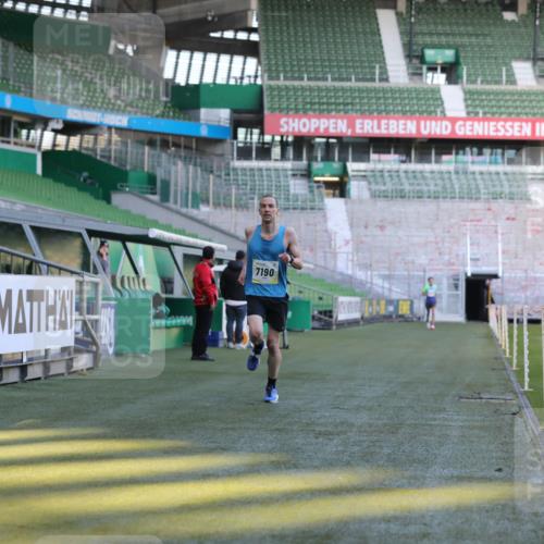 06.10.2024 - 19. swb-Marathon Bremen Yannick Fuchs http://msf.ph/oto/7377897 06.10.2024 10:19:06 Laufen im Stadion 7190, 7247, 7838, 8543, 8664, 8735, 8750 meine-sportfotos.de