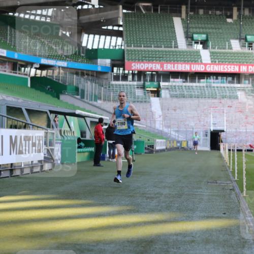06.10.2024 - 19. swb-Marathon Bremen Yannick Fuchs http://msf.ph/oto/7377904 06.10.2024 10:19:06 Laufen im Stadion 7190, 7247, 7838, 8543, 8664, 8735, 8750 meine-sportfotos.de