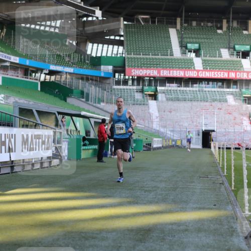 06.10.2024 - 19. swb-Marathon Bremen Yannick Fuchs http://msf.ph/oto/7377912 06.10.2024 10:19:06 Laufen im Stadion 7190, 7247, 7838, 8543, 8664, 8735, 8750 meine-sportfotos.de