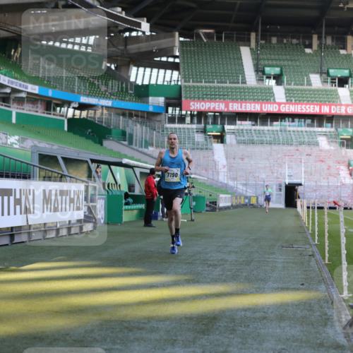 06.10.2024 - 19. swb-Marathon Bremen Yannick Fuchs http://msf.ph/oto/7377917 06.10.2024 10:19:06 Laufen im Stadion 7190, 7247, 7838, 8543, 8664, 8735, 8750 meine-sportfotos.de
