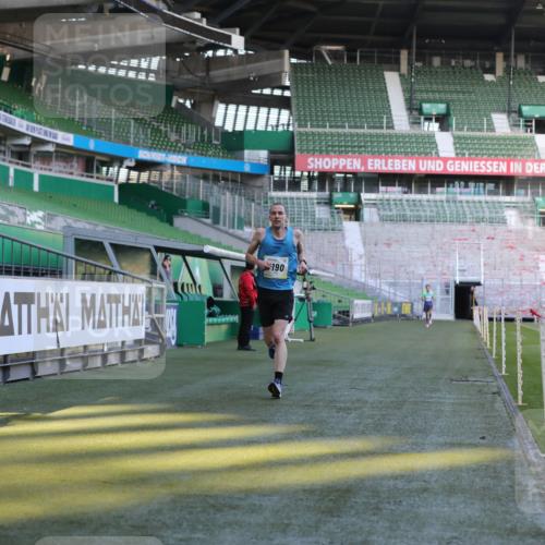 06.10.2024 - 19. swb-Marathon Bremen Yannick Fuchs http://msf.ph/oto/7377924 06.10.2024 10:19:06 Laufen im Stadion 7190, 7247, 7838, 8543, 8664, 8735, 8750 meine-sportfotos.de