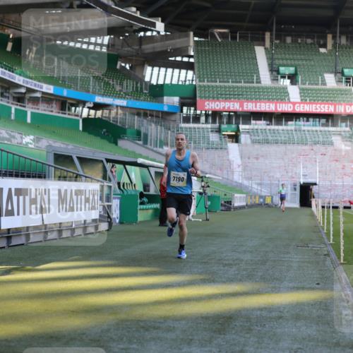 06.10.2024 - 19. swb-Marathon Bremen Yannick Fuchs http://msf.ph/oto/7377931 06.10.2024 10:19:07 Laufen im Stadion 7190, 7247, 7838, 8543, 8664, 8735, 8750 meine-sportfotos.de