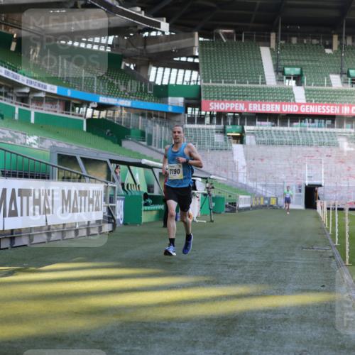 06.10.2024 - 19. swb-Marathon Bremen Yannick Fuchs http://msf.ph/oto/7377937 06.10.2024 10:19:07 Laufen im Stadion 7190, 7247, 7838, 8543, 8664, 8735, 8750 meine-sportfotos.de